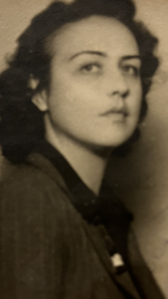 La imagen actual no tiene texto alternativo. El nombre del archivo es: Esther-Aflalo.png